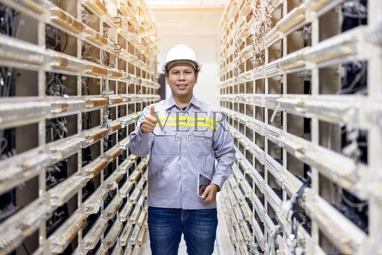 数据中心里的幕后英雄 平板电脑上的网络工程师